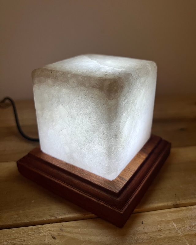 Compacte USB Himalaya zoutlamp in witte vierkante vorm, ideaal voor bureau of onderweg