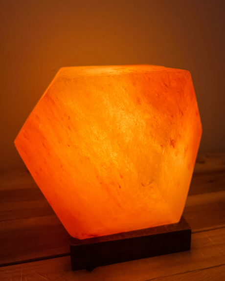 Himalaya zoutlamp in diamantvorm op houten voet, verspreidt warm licht en zuivert de lucht op natuurlijke wijze