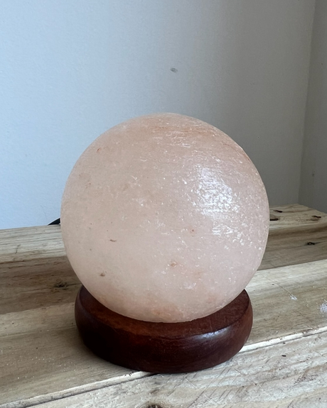 Himalaya USB zoutlamp bolvorm – handgemaakt uit roze kristalzout