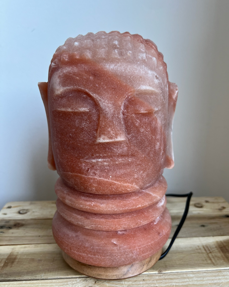 Handgemaakte Boeddha zoutlamp op houten voet, straalt warm licht en brengt rust, kalmte en spirituele balans in huis