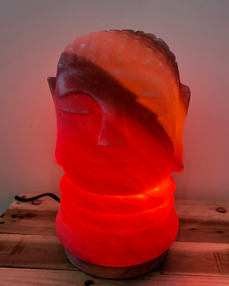 Handgemaakte Boeddha zoutlamp op houten voet, straalt warm licht en brengt rust, kalmte en spirituele balans in huis