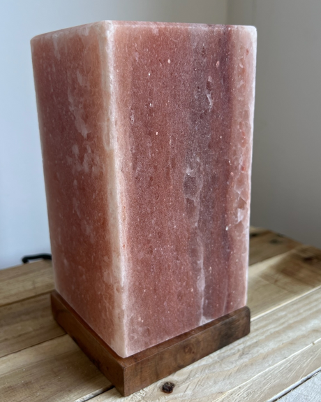 Handgemaakte Feng Shui zoutlamp op houten voet, brengt rust, harmonie en zuivert de lucht met warm, sfeervol licht