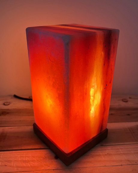 Handgemaakte Feng Shui zoutlamp op houten voet, brengt rust, harmonie en zuivert de lucht met warm, sfeervol licht