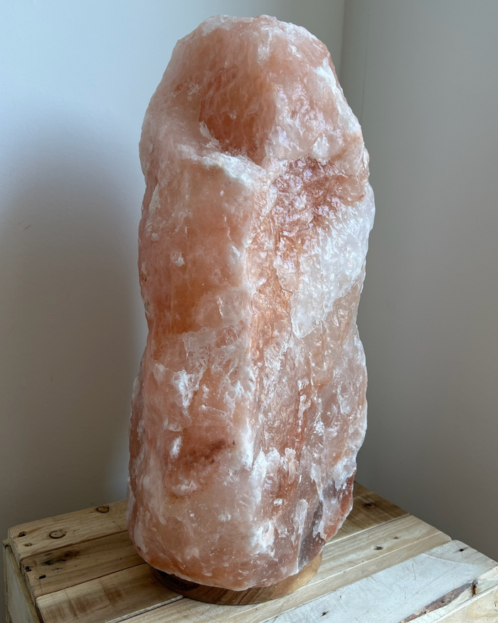 Mooie natuurlijke vorm zoutlamp van 50 - 60 kg. 