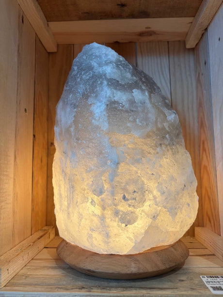 Handgemaakte Himalaya zoutlamp grijs 10-12 kg met houten voet en warm licht