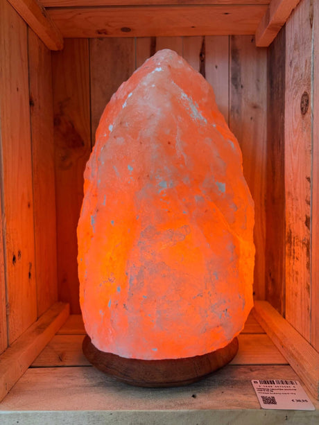Roze Himalaya zoutlamp van 8-10 kg met houten voet en warm amberkleurig licht