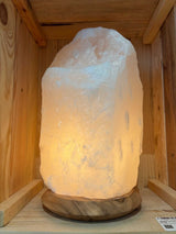 Himalaya zoutlamp wit 10-12 kg met houten voet en zacht warm licht, inclusief kabel en lampje
