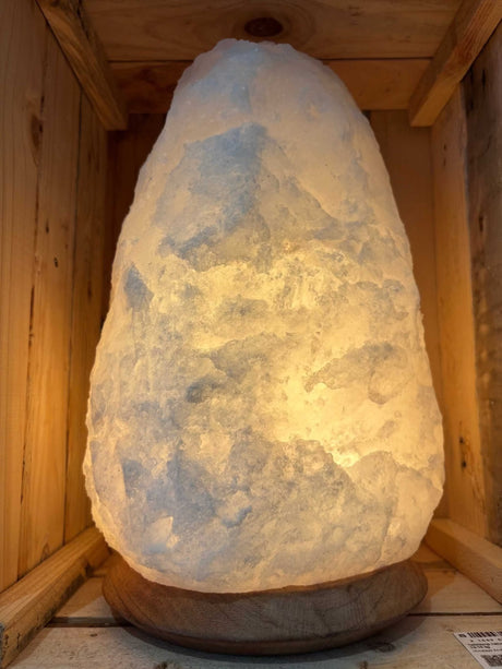 witte Himalaya zoutlamp 12-15 kg met houten voet, kabel en lampje voor sfeervolle verlichting