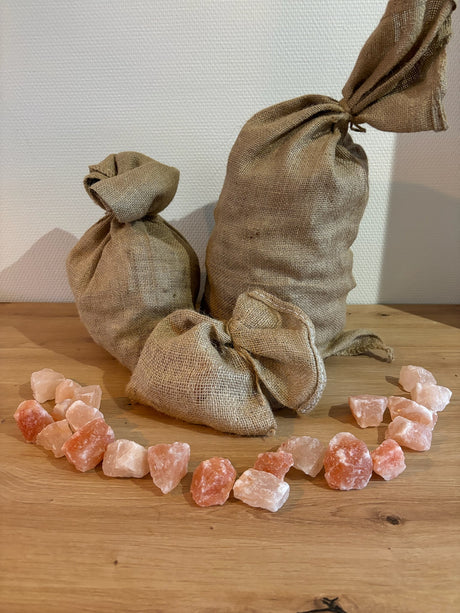 Mooie decoratieve wit-roze zoutsteen brokken 2-5cm groot. Verkrijgbaar in een hersluitbare jute zak 1kg, 5kg of 10kg. 