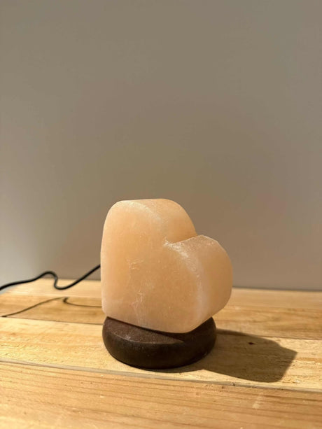 Himalaya USB zoutlamp in roze hartvorm met rustgevend warm licht en draagbare USB-aansluiting.
