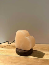 Himalaya USB zoutlamp in roze hartvorm met rustgevend warm licht en draagbare USB-aansluiting.
