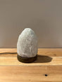 Himalaya USB zoutlamp natuurlijke vorm grijs met zachte gloed en handgemaakt design