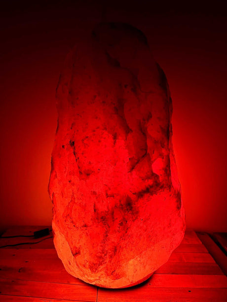 Himalaya XL zoutlamp roze 120–140 kg met amberkleurige gloed en houten voet, handgemaakt van puur Himalayazout.