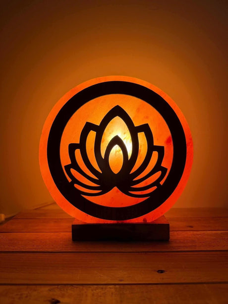 Handgemaakte 3D Himalaya zoutlamp in bloemvorm met warm licht en houten voet