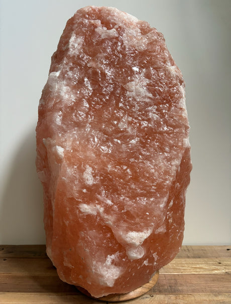 Lichte Himalaya zoutlamp 40–45 kg in natuurlijke roze tint op stevige houten voet