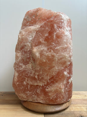  Lichte Himalaya zoutlamp 45–50 kg in natuurlijke roze tint op stevige houten voet