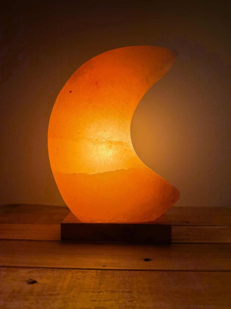 Handgemaakte Himalaya zoutlamp in maanvorm, verkrijgbaar in roze, grijs en wit met zachte warme gloed en inclusief kabel en reservelampje.