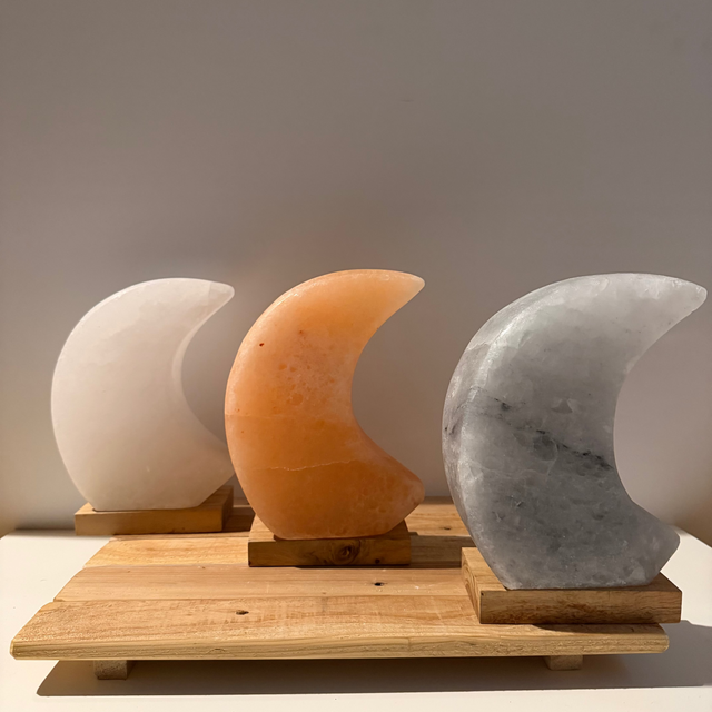Handgemaakte Himalaya zoutlamp in maanvorm met zachte roze, grijze en witte gloed, inclusief kabel en reservelampje.