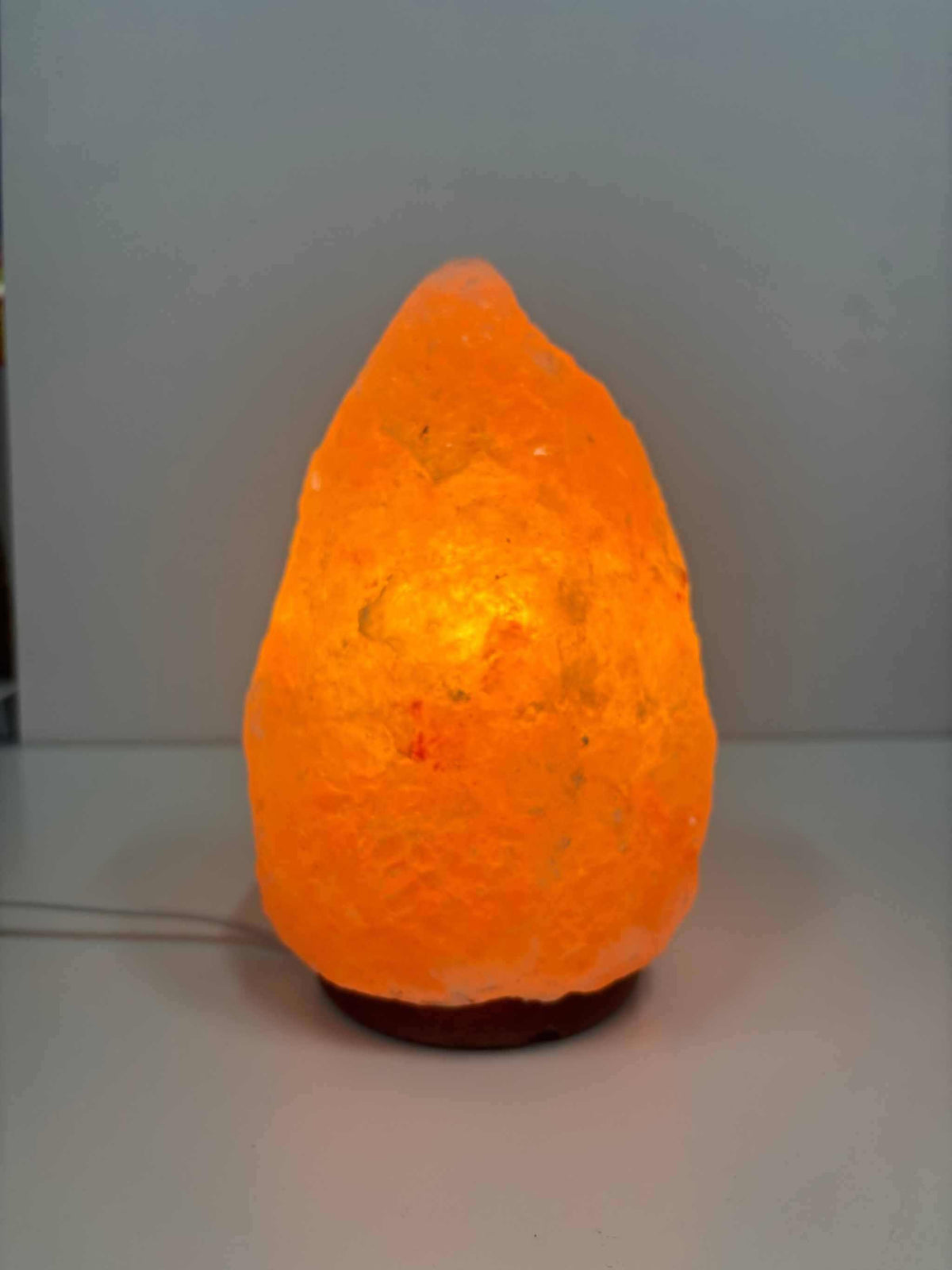 Himalaya zoutlamp roze 2-3 kg met warme amberkleurige gloed en houten voet