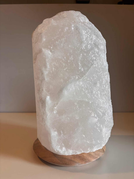Witte Himalaya zoutlamp 10-12kg met houten voet, inclusief kabel en lampje voor sfeervolle verlichting