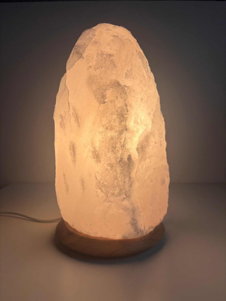 Witte Himalaya zoutlamp 10-12kg met houten voet, snoer en warm licht