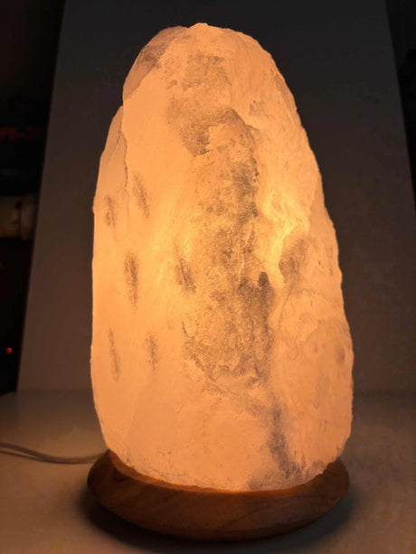 Himalaya zoutlamp wit 10-12 kg met houten voet, snoer en warm licht