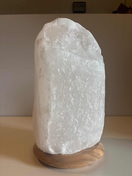 Himalaya zoutlamp wit 10-12kg met houten voet, inclusief kabel en lampje, voor sfeervolle verlichting in huis