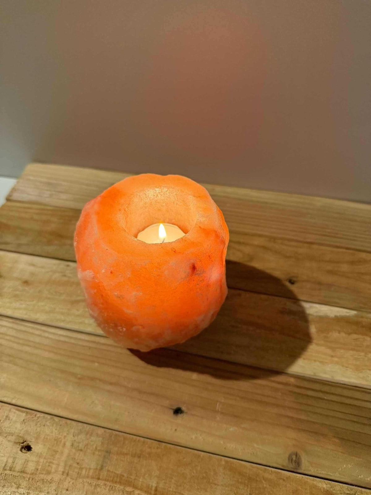 Handgemaakte natuurlijke zoutsteen waxinelichthouder met warmroze gloed en siliconen voetjes