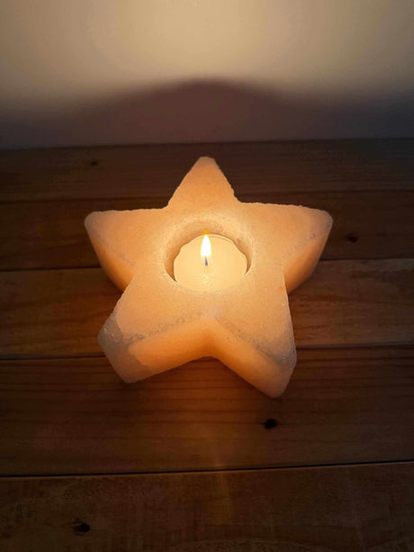 Handgemaakte stervormige waxinelichthouder van natuurlijke zoutsteen met zacht gloeiend licht