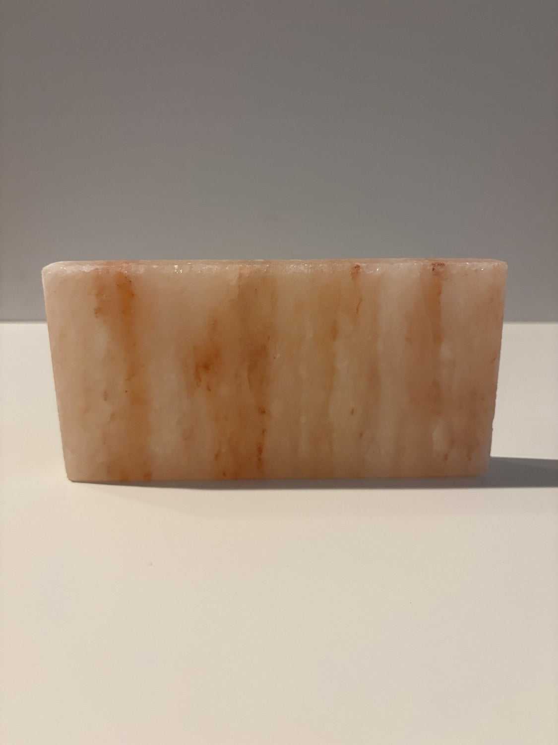 Rechthoekige Himalaya zoutsteen tegel 20x10x2,5 cm met warme amber- en oranje tinten, natuursteen uit Pakistan.