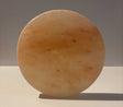 Ronde Himalaya zoutsteen tegel van 20 cm diameter met natuurlijke roze en oranje tinten.