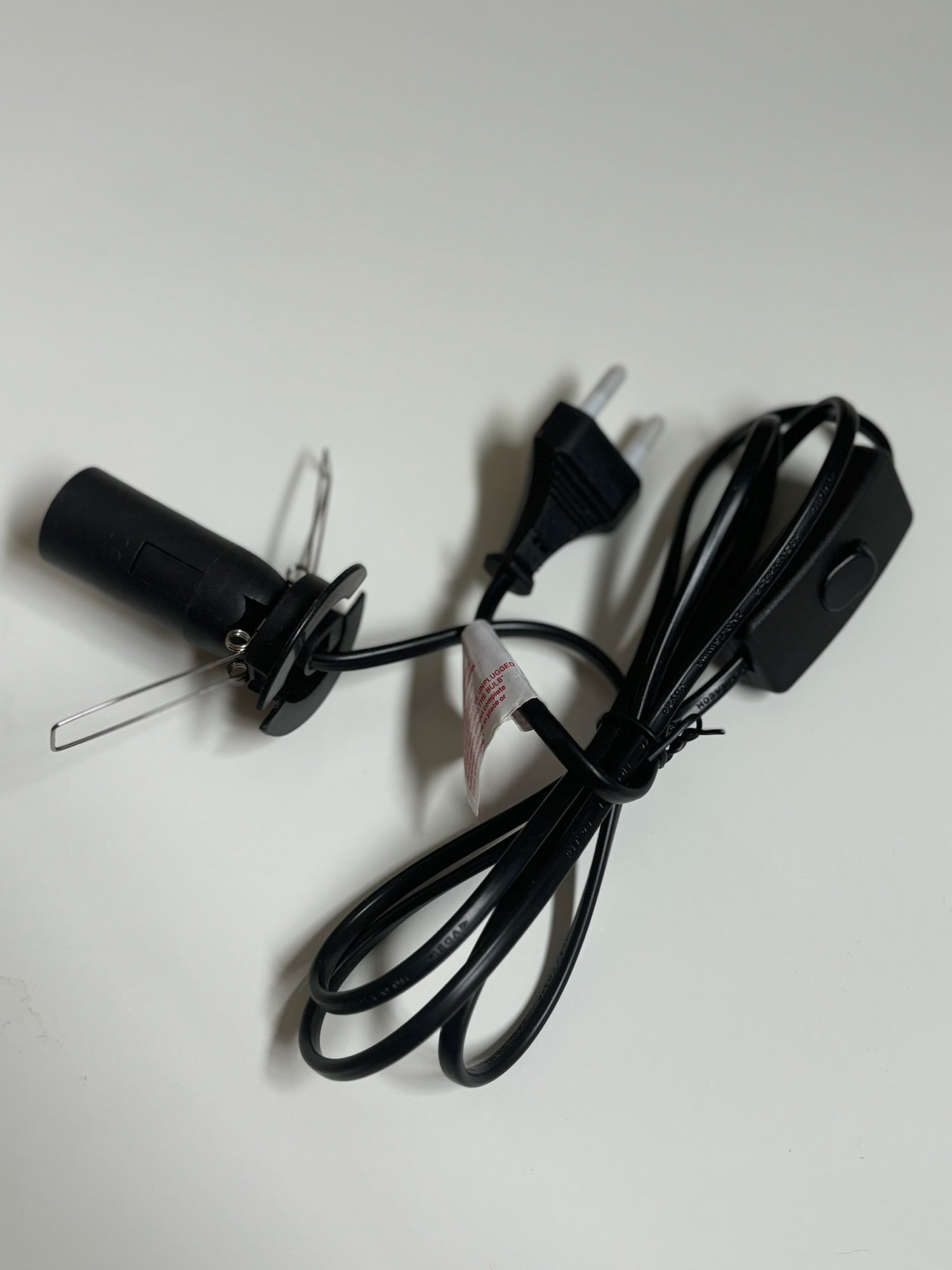 Elektriciteitssnoer van 1,5 meter met eenvoudige aan/uit-schakelaar en E14 fitting – geschikt voor zoutlampen tot 25 watt.